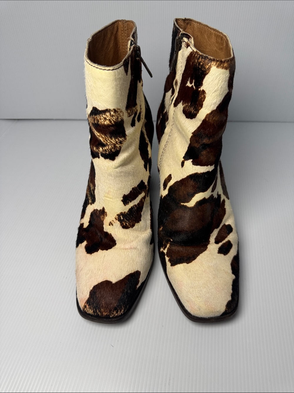 FRYE Calf Hair Cow Print Ankle Boots Heeled Cream Brown Side Zip Western 8.5 - Picture 2 of 13